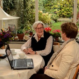Jolanda Lanphen aan tafel met mevrouw Franzen